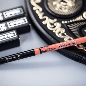 Kat Von D "Kevvy" lip liner